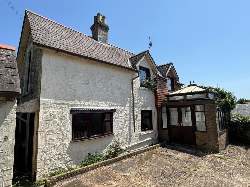 Lot: 88 - TWO-BEDROOM COTTAGE FOR IMPROVEMENT - An alternative view of the cottage